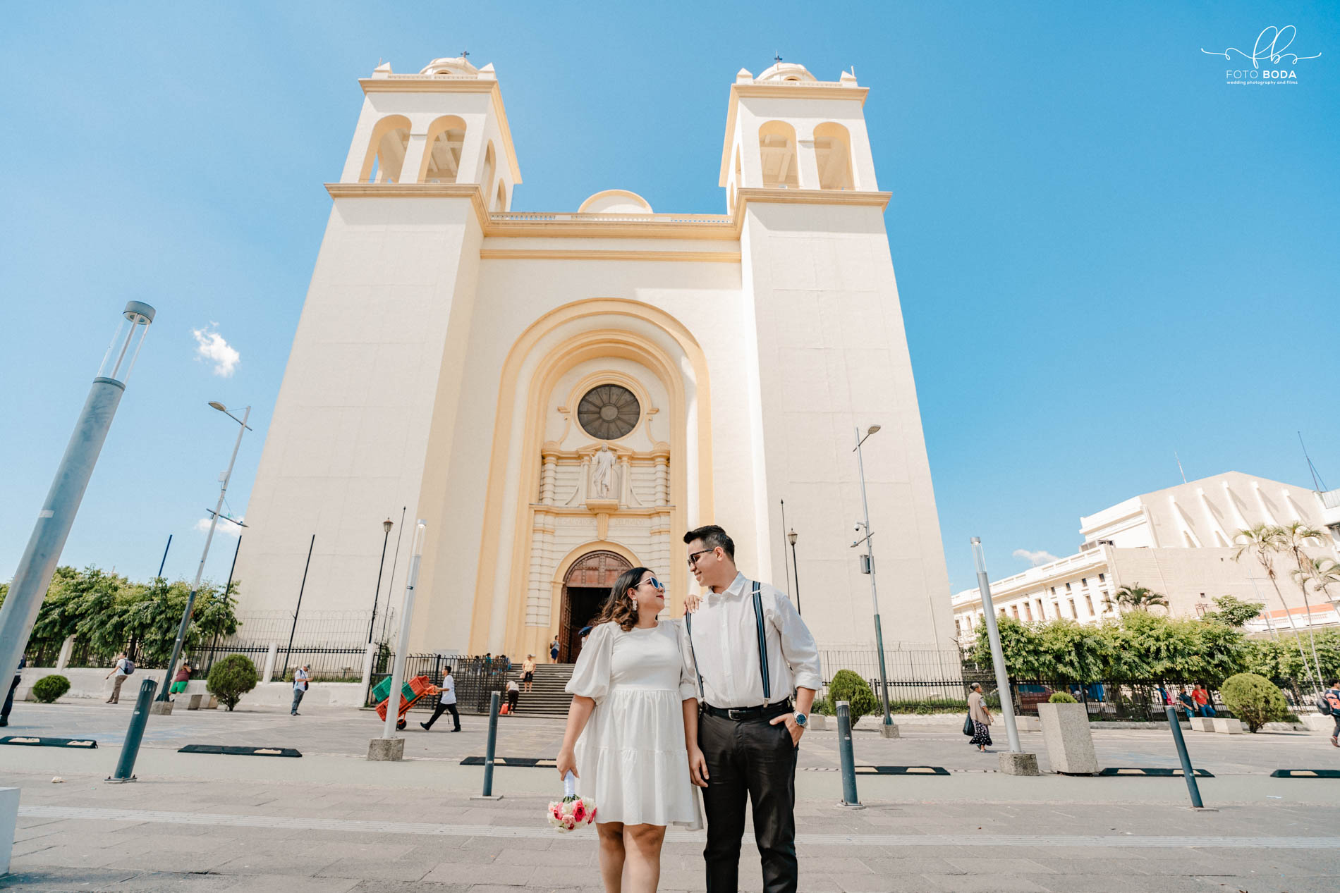 Fotografía de sesión pre boda de pareja en Centro histórico de san salvador